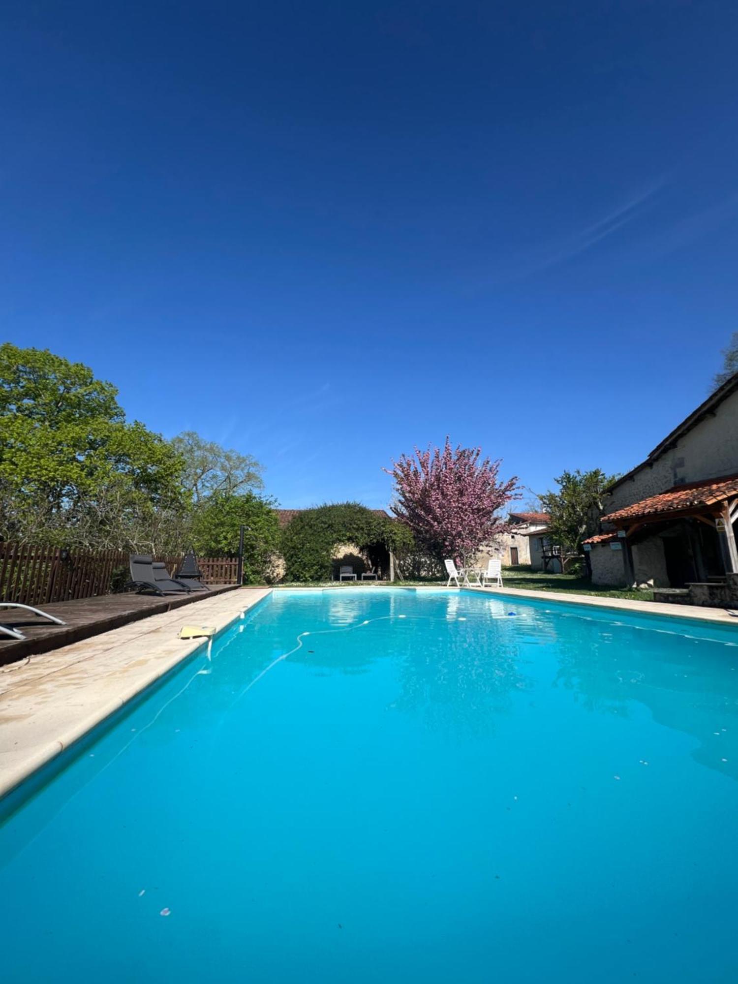 La Colline De Tilleul - Les Deux Puits - Cosy Cottage With Swimming Pool Near Aubeterre Saint-Romain  Luaran gambar